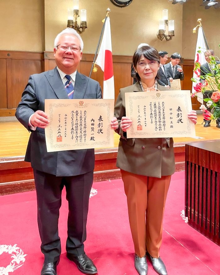 内田准教授(左)田中学科長(右)