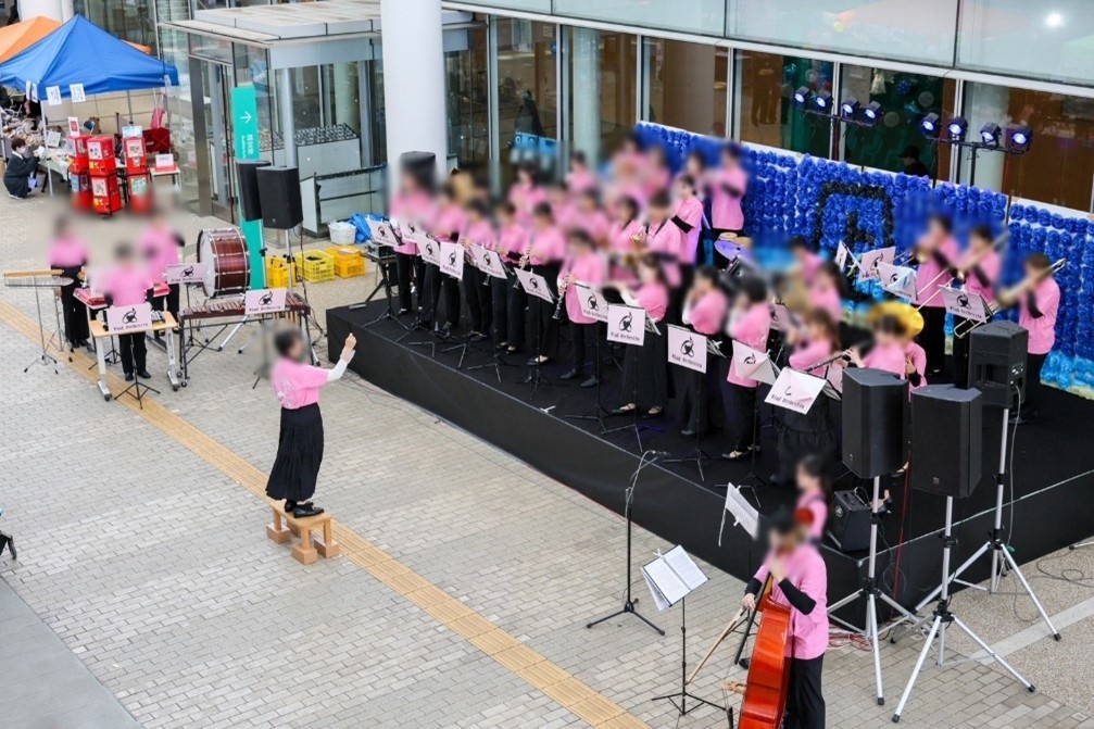 吹奏楽サークルの演奏が響き渡りました