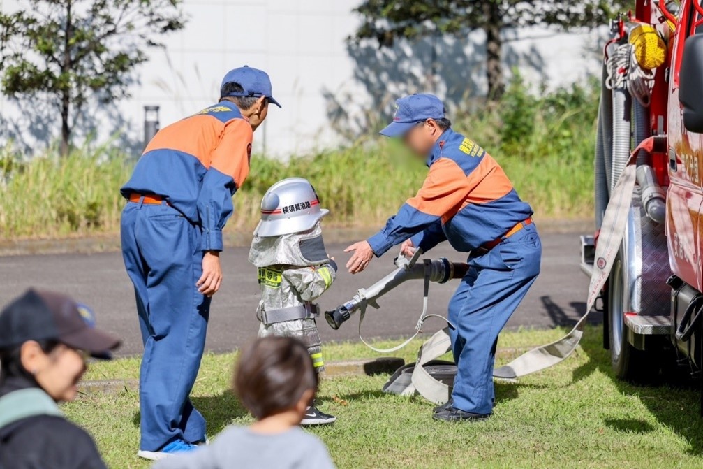 防火服着用・放水体験の様子