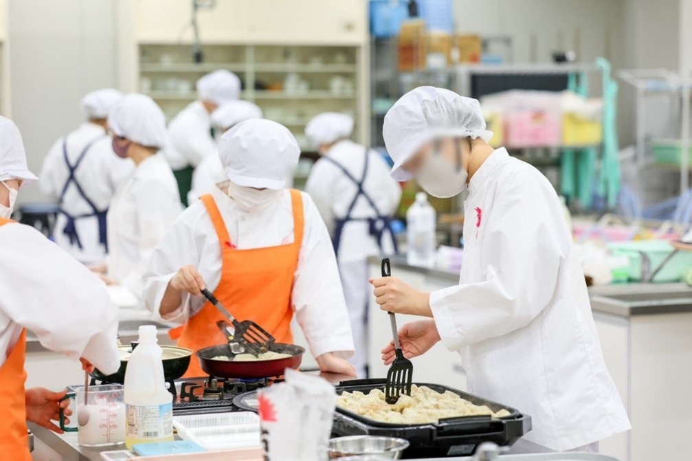 栄養学科(食販に出す餃子を調理する様子)