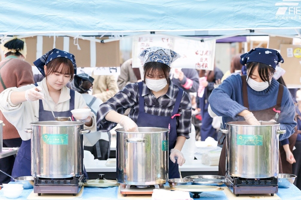 栄養学科2年生によるスープの販売