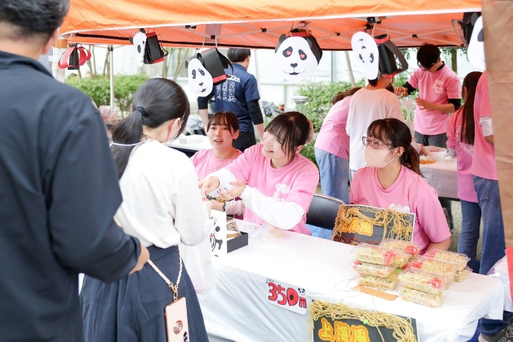 テニスサークルによる上海焼きそばの販売