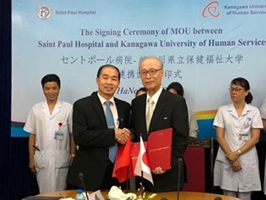 グエン・ディン・フン病院長(写真左)と中村学長(写真右)