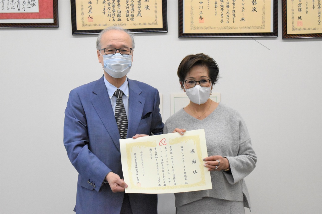 感謝状を贈呈する中村学長（写真左側）と国際ソロプチミスト横須賀竹内会長（写真右側）