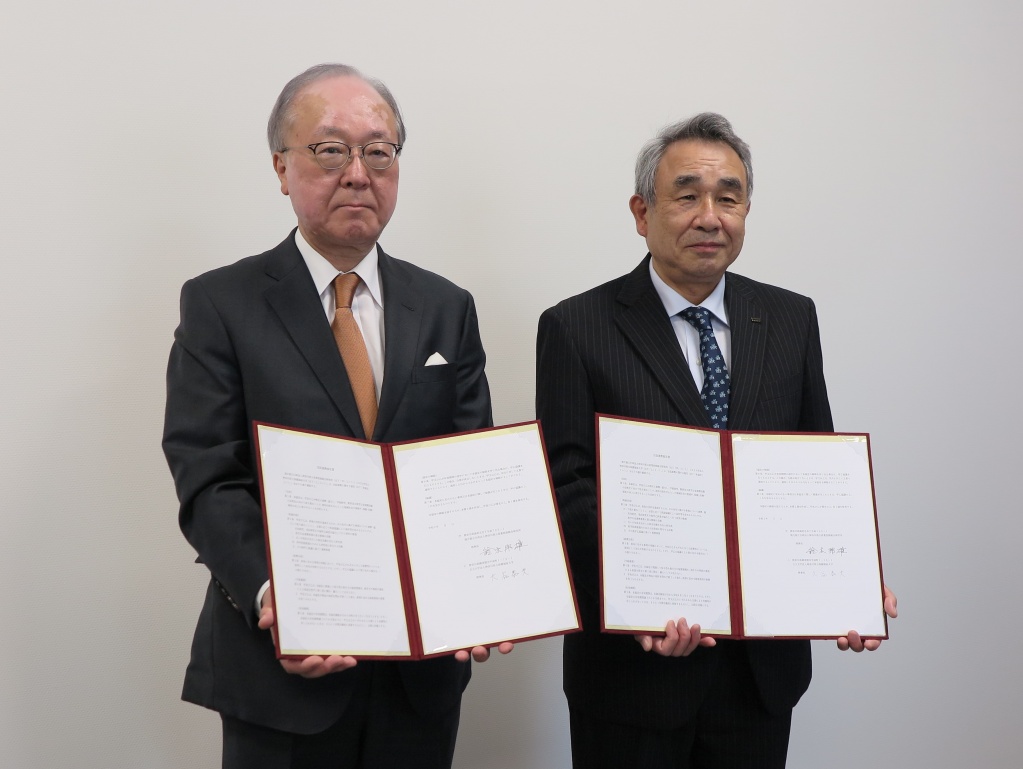 包括連携協定調印式
左:大谷理事長(保健福祉大学)
右:鈴木理事長(KISTEC)