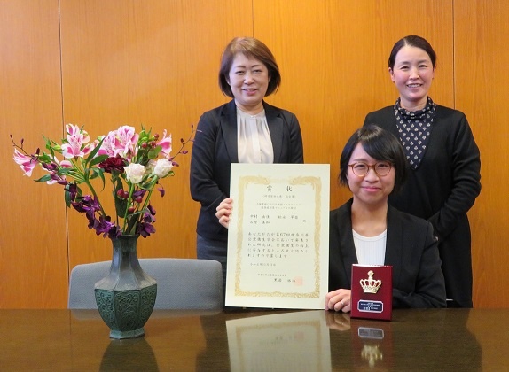 左から、石原美和教授、松永早苗准教授、中村由佳氏(M2院生)