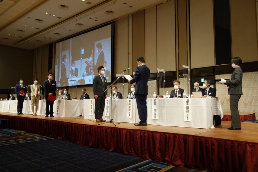日本整形外科学会定時社員総会において中島康晴理事長より表彰いただきました