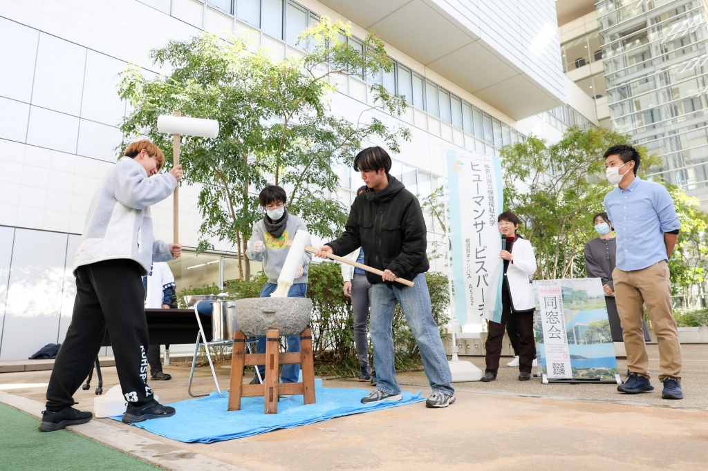 学生による餅つき