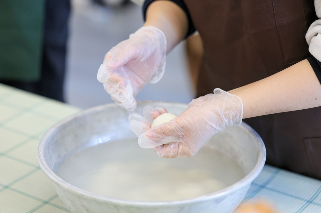 つきたてのお餅を丸める様子