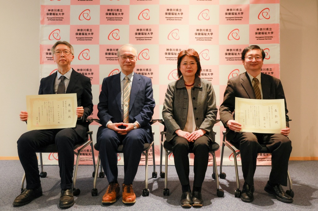 中村丁次アワード記念撮影
(左よりユウ教授、中村名誉学長、村上学長、西村教授)