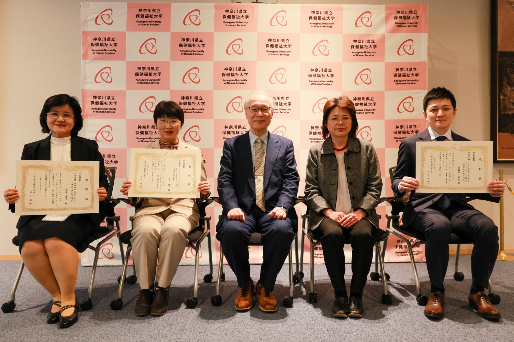 学長表彰記念撮影
(左より大島准教授、水戸教授、中村名誉学長、村上学長、加藤木准教授)
※島岡教授はオンラインにて参加されました