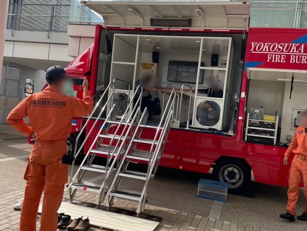 地震体験車の様子