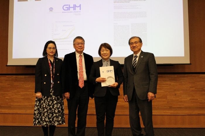 受賞時の様子（右から国立健康危機管理研究機構 國土理事長、石原教授、国立国際医療研究センター研究所 満屋所長）