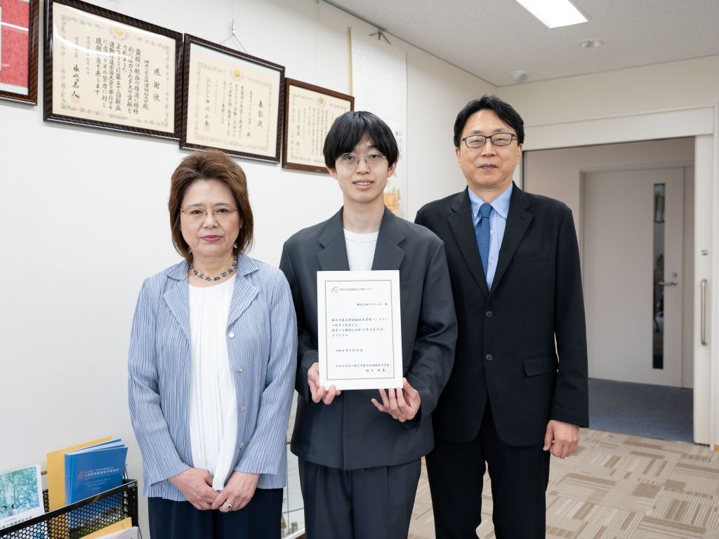 ケアのバトン（中央：田中康雅さん）