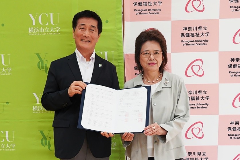 左より、石川 義弘学長、村上 明美学長