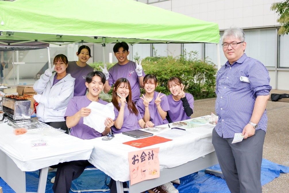 理学療法学専攻による焼き鳥の販売