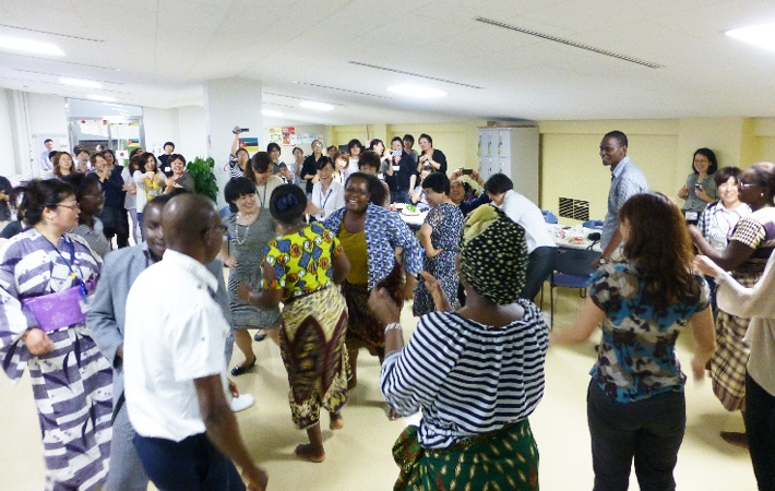 そして最後は、みんなでフィーバー!
大きな輪になって、モザンビークのダンスを踊りました。