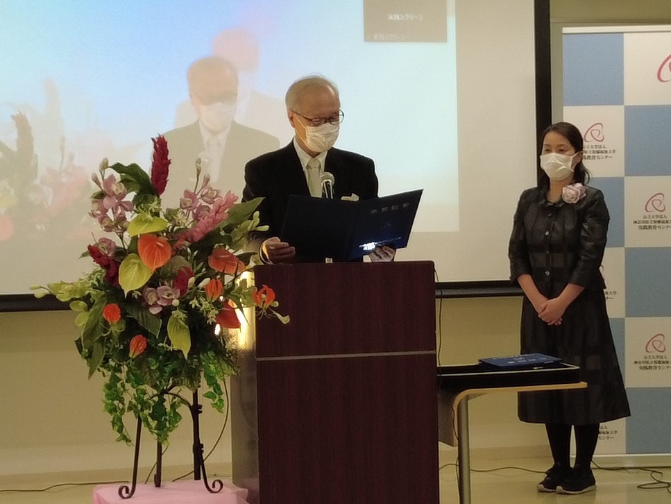 学長 卒業証書授与