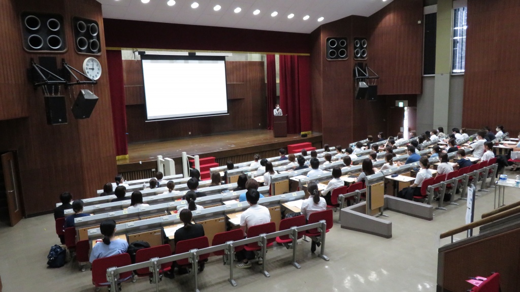 開講初日の様子（講堂にて）