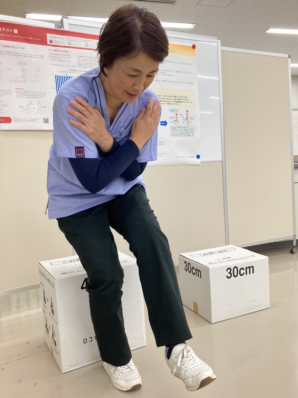 片足で箱から立ち上がるロコモ度テスト