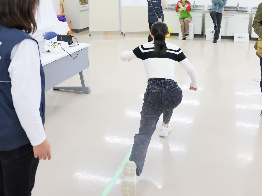 歩幅を計測するロコモ度テスト