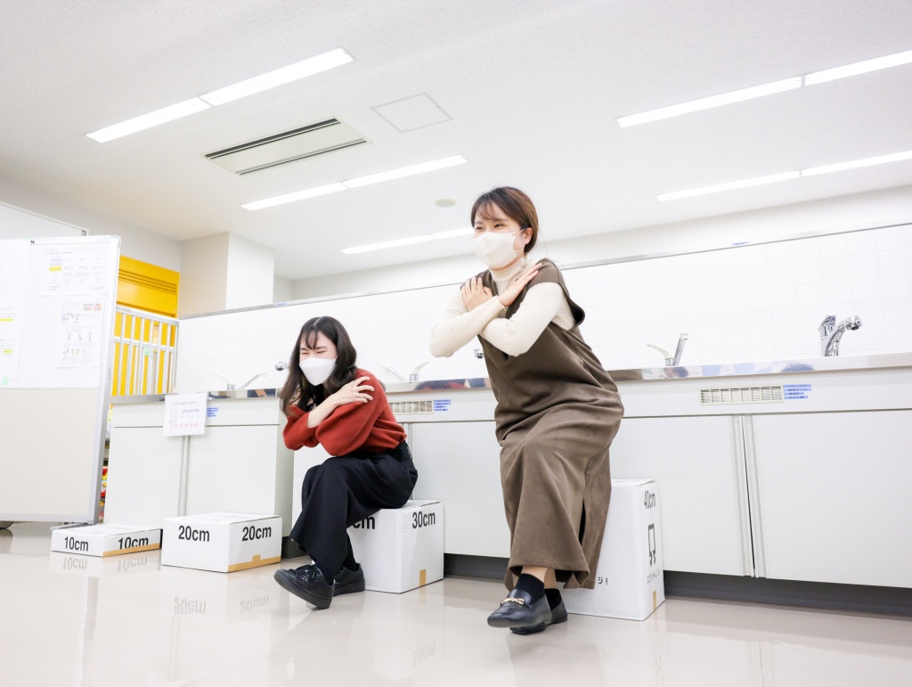 片足で箱から立ち上がる「ロコモ度テスト」