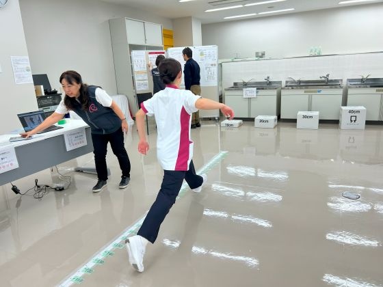 歩幅を計測する「ロコモ度テスト」