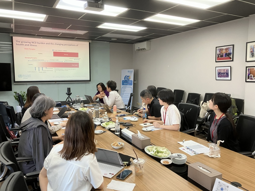 WHOカンボジア事務所スタッフとの議論の様子